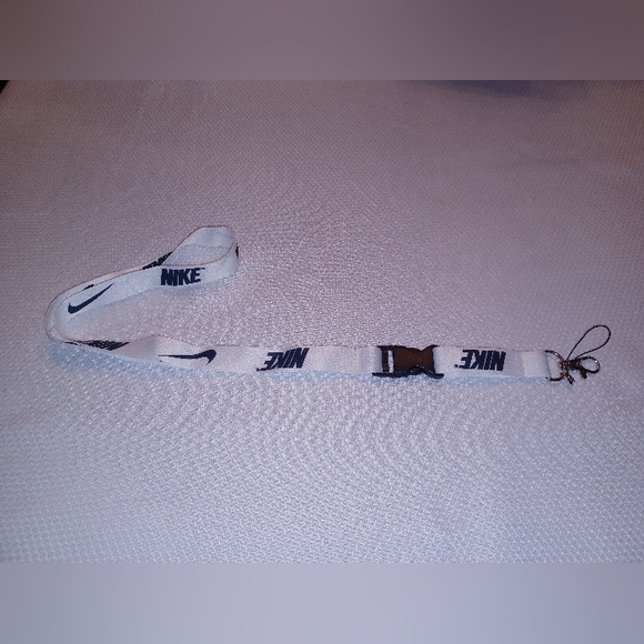 White Nike Breakaway Lanyard One Size Quick Release Key Chain ID Holder - Picture 5 of 5